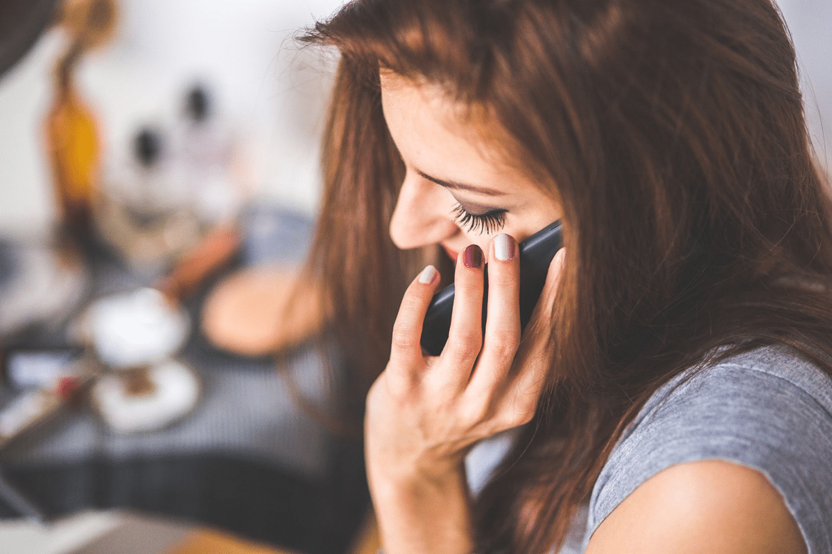 femme qui fait de la voyance par téléphone